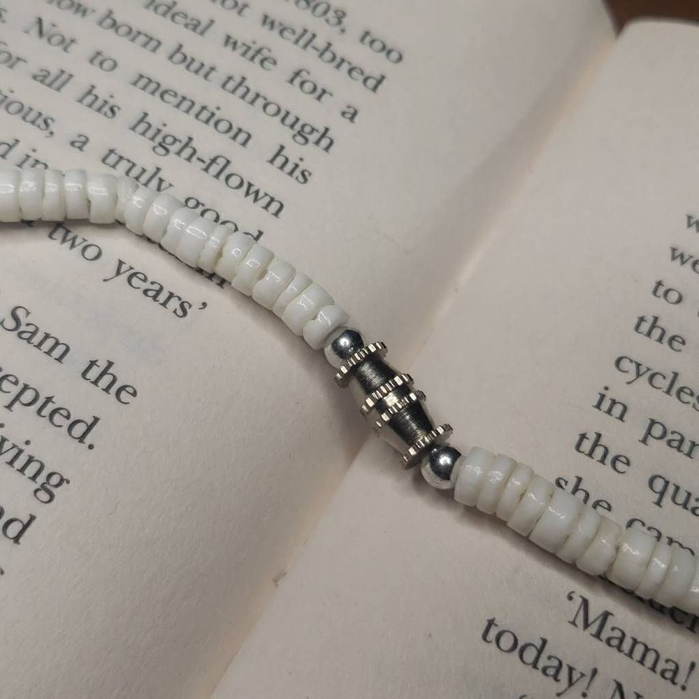 White Shell Necklace - Picture 4 of 4